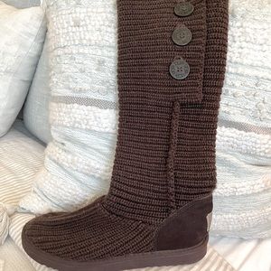 Chocolate Brown Sweater Ugg Boots 😍